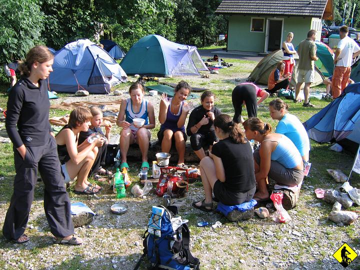 Karta1_ 323.jpg - Ostatni dzień -5ty. Poranne zamieszanie. Kto, co, z kim, za ile i dlaczego. Wraz z Dominem walimy w okoliczne góry, które są porównywalne z Tatrami, gdyż Szczyt, który chciałem zdobyć ma 2076m n.p.m. Dominik chciał dojść "tylko" do śniegu :)